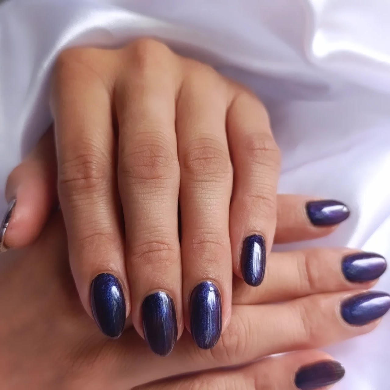 Tratamientos faciales y spa estética con sérums iluminadores y toallas suaves